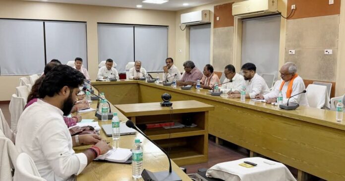 अमिताभ चक्रवर्ती बैठक में अमिताभ चक्रवर्ती बैठक में
