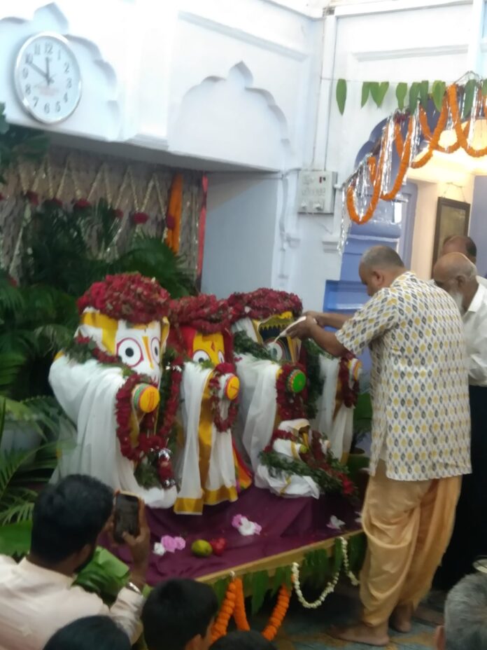 पंडित बालकृष्ण शर्मा भगवान जगन्नाथ की पूजा करते हुए