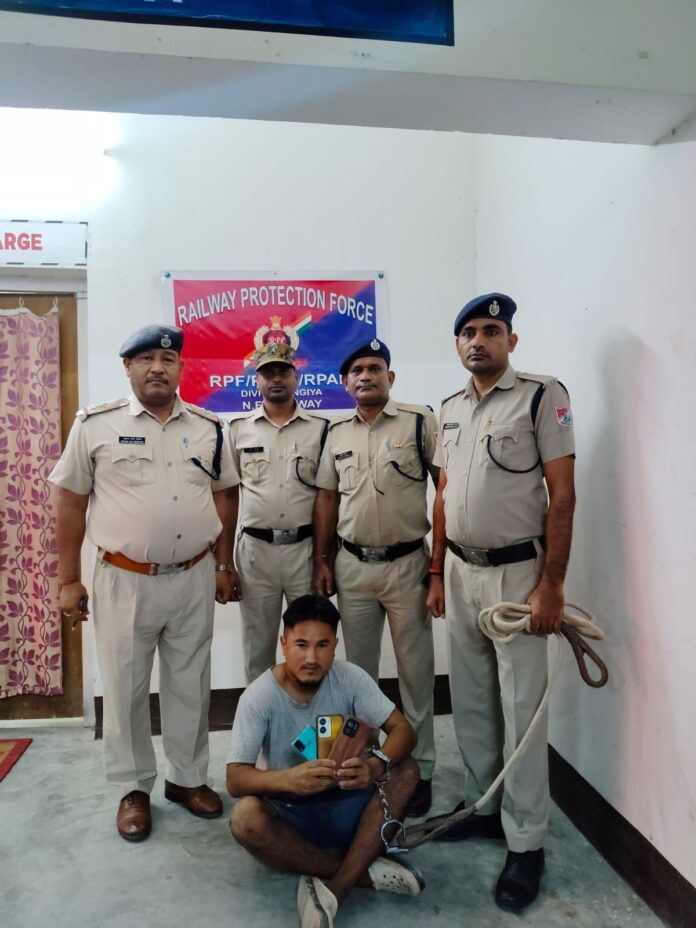 आर पी एफ टीम गिरफ्तारी