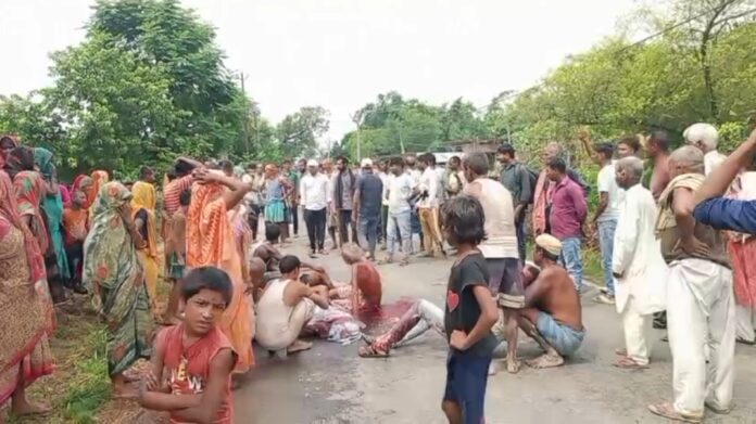 सड़क जाम की घटना में लोग