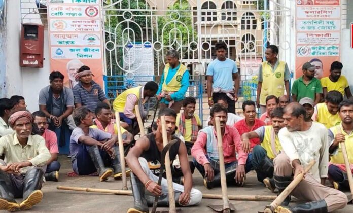 नगरपालिका कर्मचारी धरना प्रदर्शन करते हुए