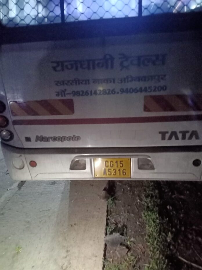 दुर्घटनाकारित बस में यात्री दुर्घटनाकारित बस में यात्री
