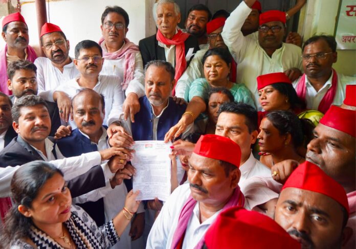 सपा कार्यकर्ताओं द्वारा ज्ञापन देने का छाया चित्र