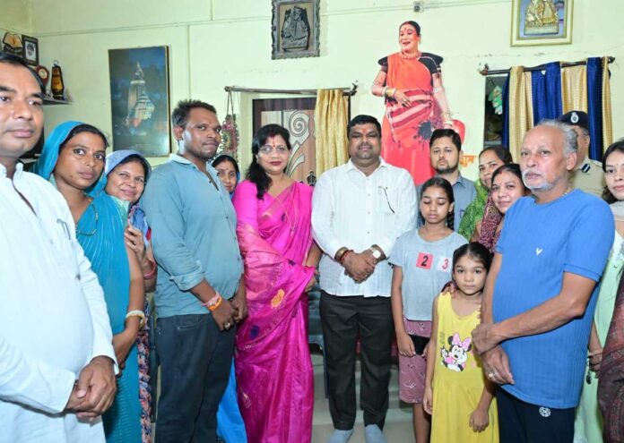 मंत्री गजेन्द्र यादव डॉ. तीजन बाई के परिजनों से मुलाकात करते हैं