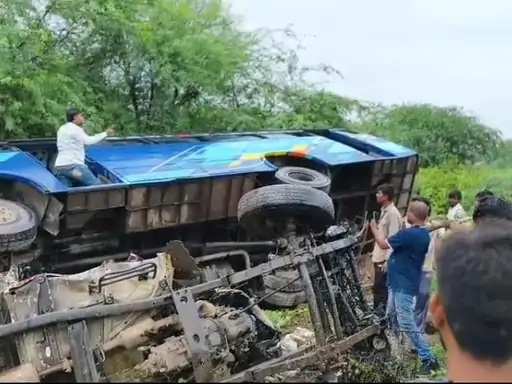यात्री बस पिकअप भिड़ंत फोटो यात्री बस पिकअप भिड़ंत फोटो