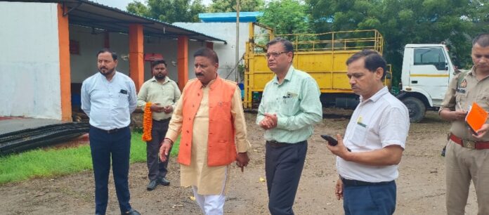 निरीक्षण करते हुए हमारे समाज की सच्चाई को देखते हैं निरीक्षण करते हुए हमारे समाज की सच्चाई को देखते हैं