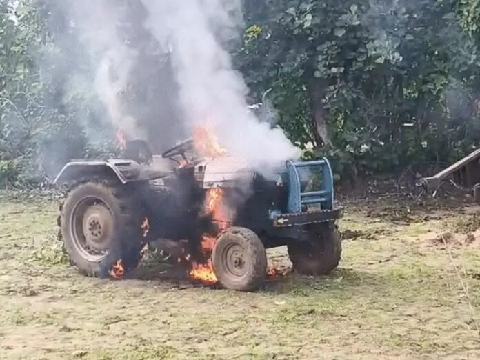 जलता हुआ ट्रैक्टर जलता हुआ ट्रैक्टर