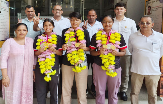 सोनीपत: द्रोणाचार्य पुरस्कार से सम्मानित खेल निदेशक ओम प्रकाश दहिया विजेता बेटियों का आशीर्वाद देते हुए