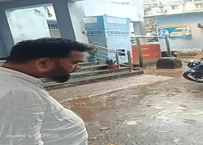 शराब नशे में हंगामा करते सीएचसी का प्रधान लिपिक