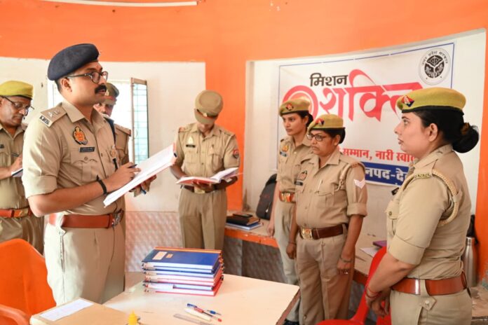 पुलिस अधीक्षक फोटो निरीक्षण करते हुए