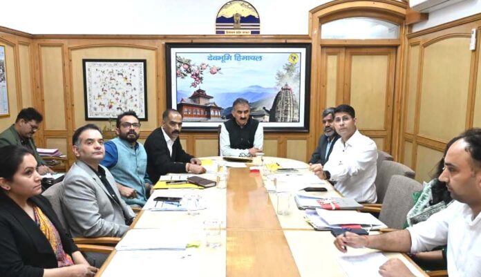 मुख्यमंत्री योजना समीक्षा करते हुए