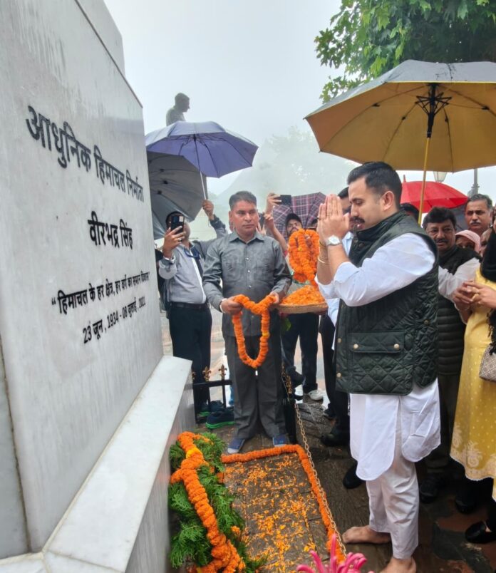 विक्रमादित्य सिंह श्रद्धांजलि देते हुए विक्रमादित्य सिंह श्रद्धांजलि देते हुए