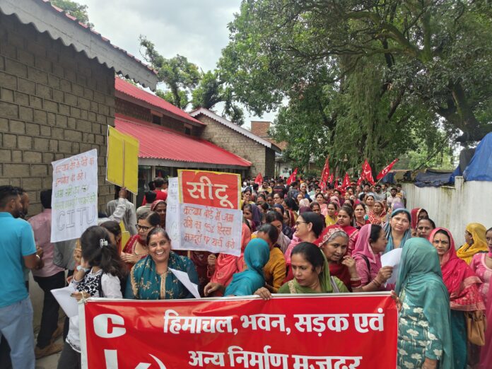 मजदूर प्रदर्शन की तस्वीर मजदूर प्रदर्शन की तस्वीर