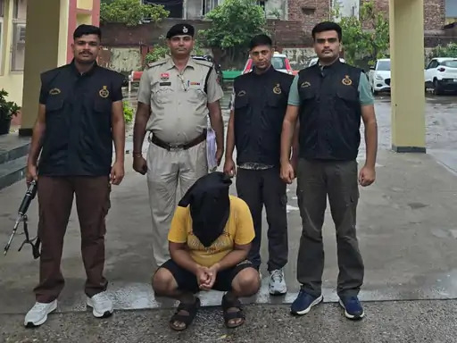 पुलिस गिरफ्तारी की तस्वीर पुलिस गिरफ्तारी की तस्वीर