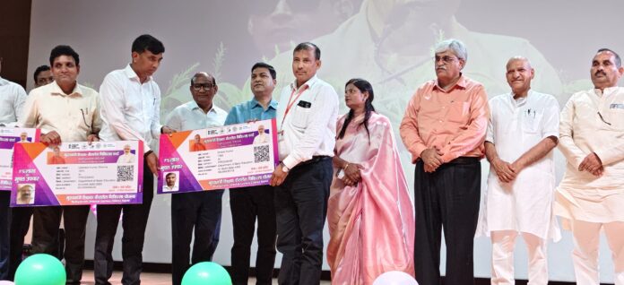 कार्यक्रम में उपस्थित अतिथि की तस्वीर कार्यक्रम में उपस्थित अतिथि की तस्वीर