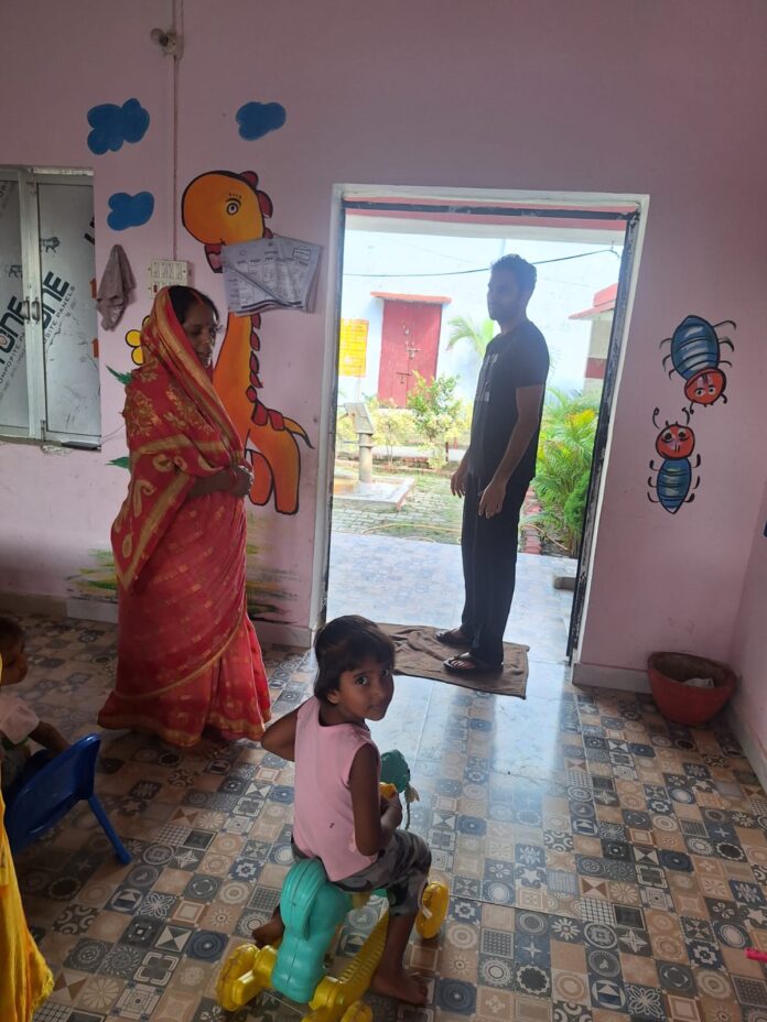 जिलाधिकारी निरीक्षण करते हुए अपने कार्यों को देख रहे हैं जिलाधिकारी निरीक्षण करते हुए अपने कार्यों को देख रहे हैं