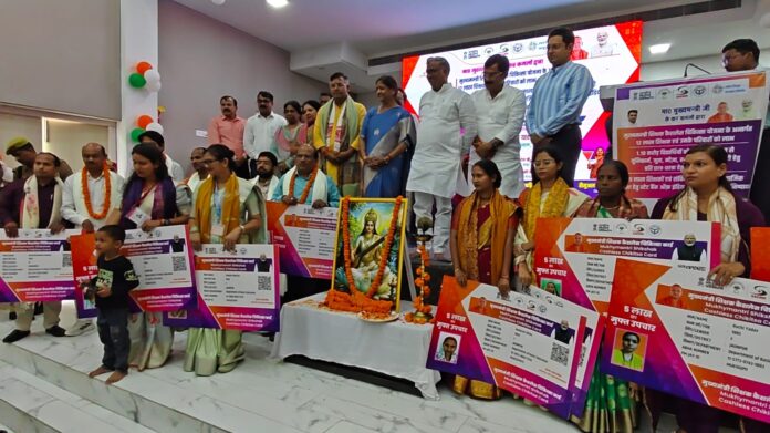 राज्य मंत्री शिक्षकों के साथ