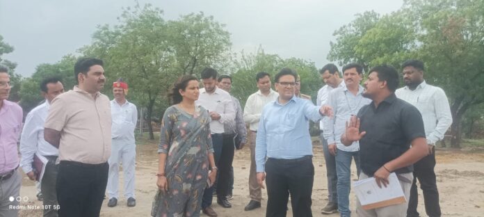 जिलाधिकारी निरीक्षण करती है जिले के विकास को बढ़ावा देती है