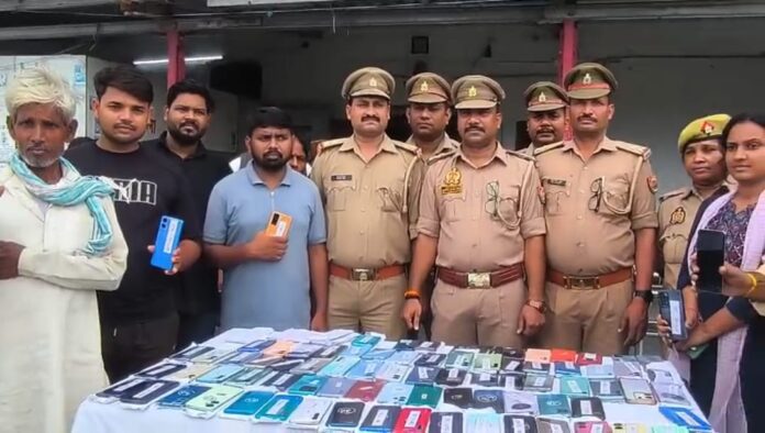 पुलिस कर्मी मोबाइल फोन सौंपते हुए पुलिस कर्मी मोबाइल फोन सौंपते हुए