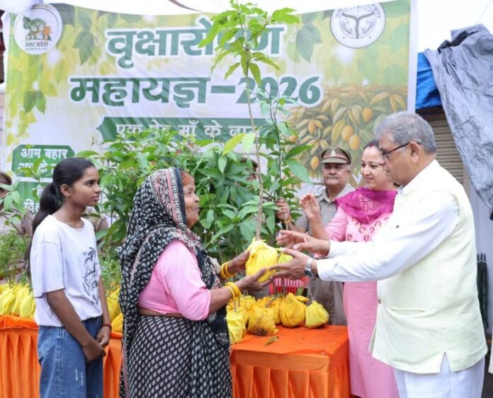 वन मंत्री पौधे वितरित करते हुए