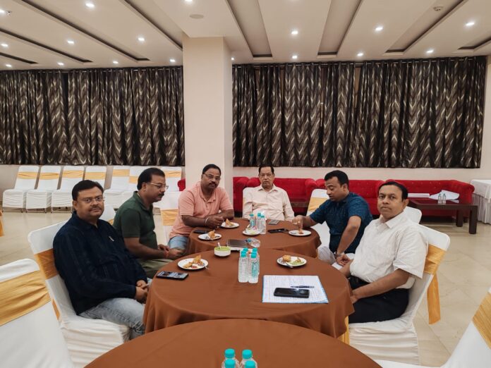 बैठक में शामिल लोगों की तस्वीरें