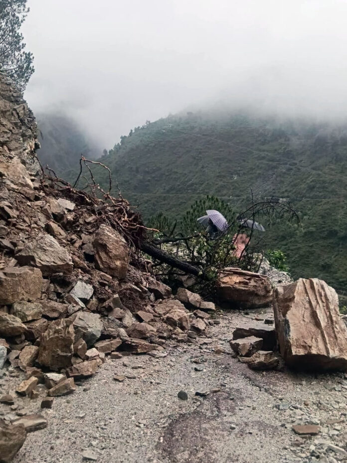 भूस्खलन मंडी-पठानकोट राजमार्ग पर भूस्खलन मंडी-पठानकोट राजमार्ग पर