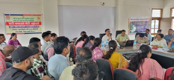 पंचायत प्रतिनिधियों की जानकारी देते हुए
