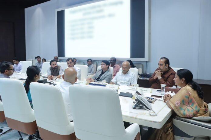 दिल्ली की मुख्यमंत्री रेखा गुप्ता नई ईवी नीति पर चर्चा करती हैं दिल्ली की मुख्यमंत्री रेखा गुप्ता नई ईवी नीति पर चर्चा करती हैं