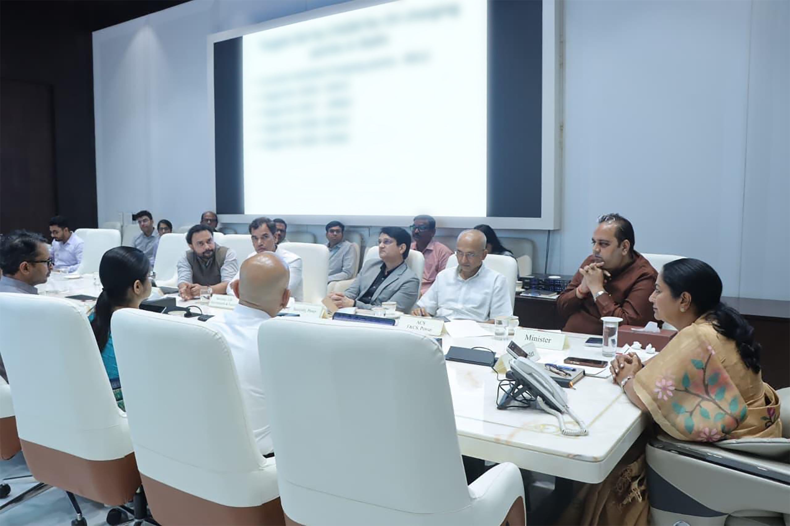 दिल्ली की मुख्यमंत्री रेखा गुप्ता नई ईवी नीति पर चर्चा करती हैं