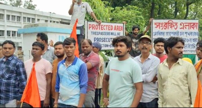 डीपीएल गेट पर विरोध प्रदर्शन करते श्रमिक डीपीएल गेट पर विरोध प्रदर्शन करते श्रमिक