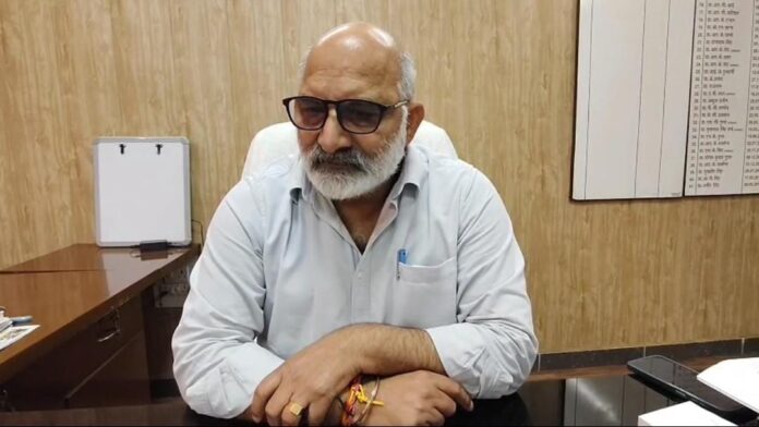 कोरोना पॉजिटिव मरीजों की जानकारी देते मुख्य चिकित्सा अधिकारी कोरोना पॉजिटिव मरीजों की जानकारी देते मुख्य चिकित्सा अधिकारी