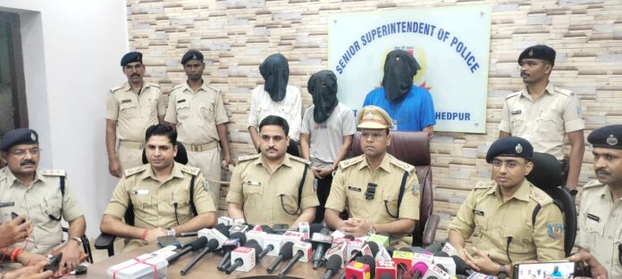 गिरफ्तार आरोपी की जानकारी देते वरिष्ठ पुलिस अधीक्षक गिरफ्तार आरोपी की जानकारी देते वरिष्ठ पुलिस अधीक्षक