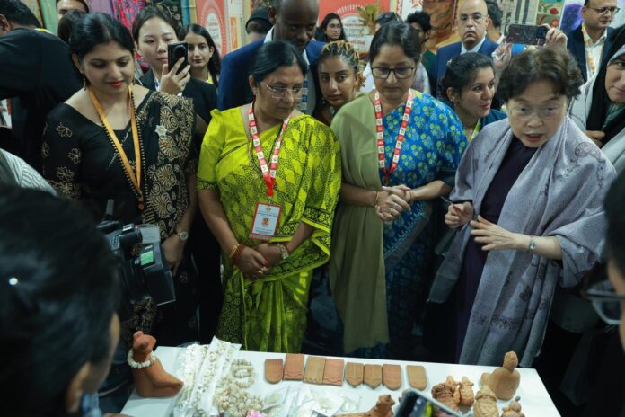 केन्द्रीय मंत्री अन्नपूर्णा देवी प्रदर्शनी में केन्द्रीय मंत्री अन्नपूर्णा देवी प्रदर्शनी में
