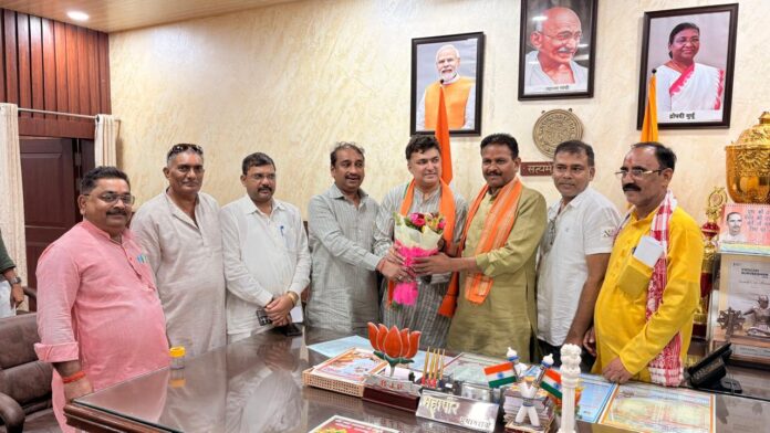 विधायक हर्षवर्धन बाजपेई दीपक पटेल बधाई देते हुए विधायक हर्षवर्धन बाजपेई दीपक पटेल बधाई देते हुए