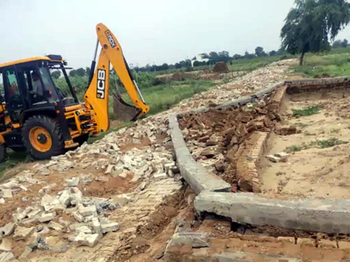 अवैध कॉलोनी में जेसीबी से सड़क उखाड़ने की तस्वीर अवैध कॉलोनी में जेसीबी से सड़क उखाड़ने की तस्वीर