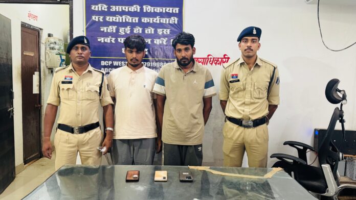 ठगी का खुलासा करते हुए पुलिस अधिकारी ठगी का खुलासा करते हुए पुलिस अधिकारी