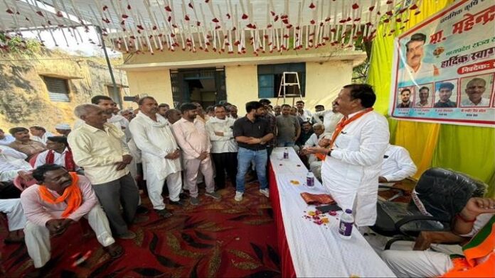 अपेक्स बैंक के प्रशासक किसानों से संवाद करते हुए