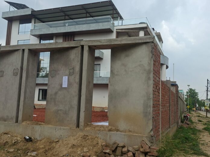 पूर्व विधायक का मकान नोटिस