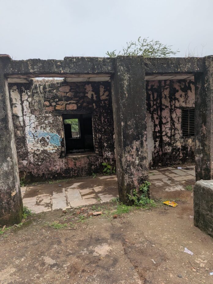 जर्जर स्कूल भवन की दीवारें खतरनाक हैं