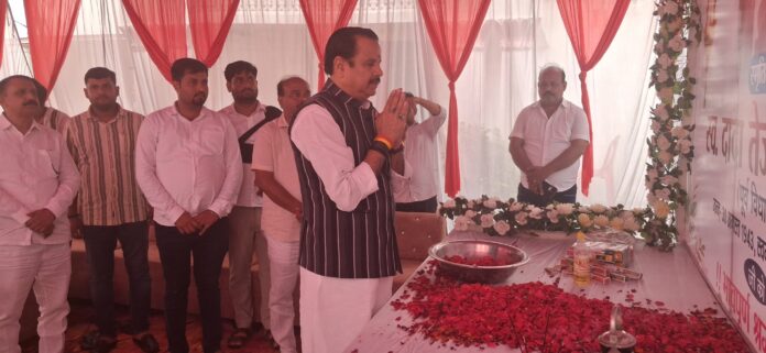 श्रद्धांजलि देते एमएलसी नेताओं का फोटो