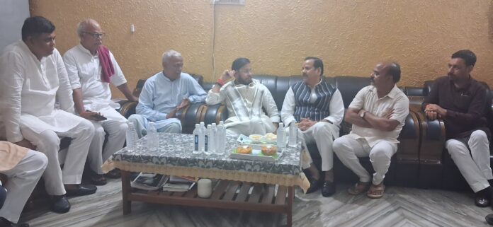 परिवार से मुलाकात करते समय परिवार से मुलाकात करते समय