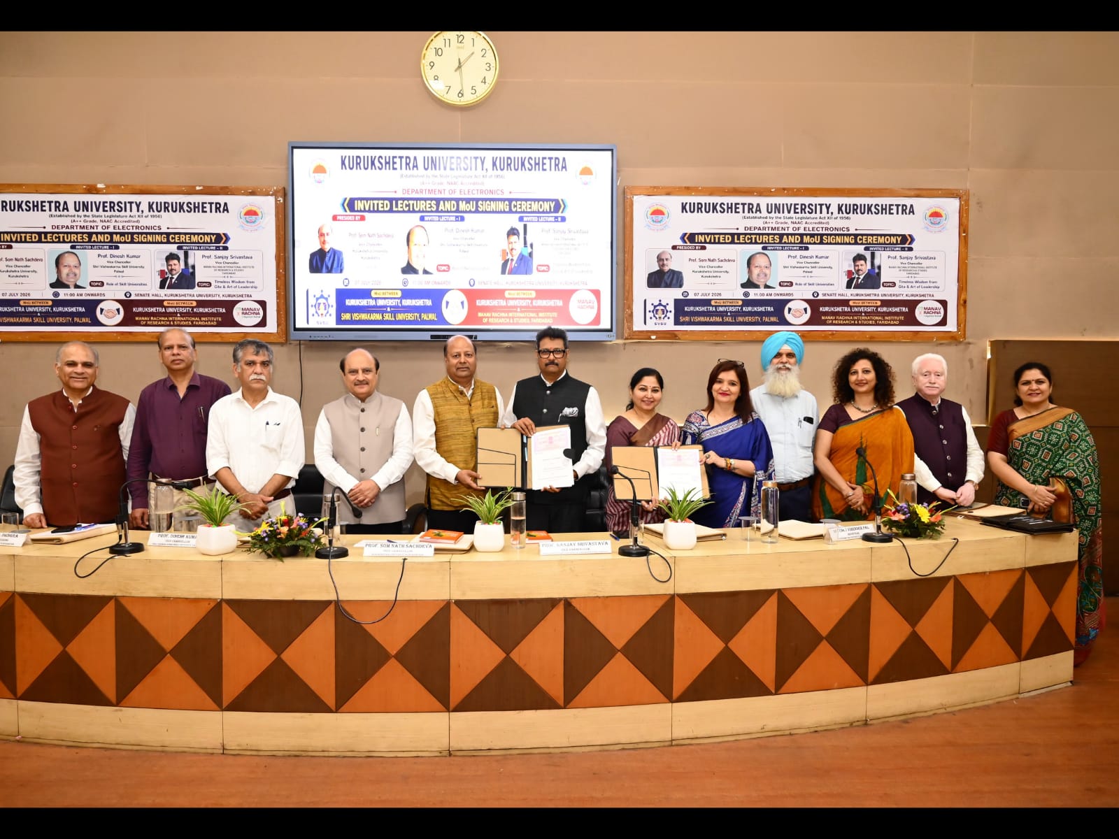 हरियाणा के तीन विवि के प्रतिनिधि एक मंच पर एमओयू करते हुए