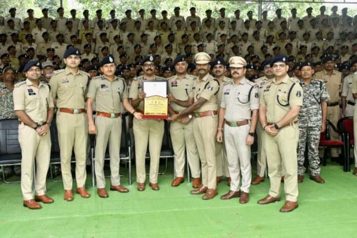 बस्तर पुलिस पुरस्कार समारोह में पी. सुंदरराज और बद्रीनारायण मीना