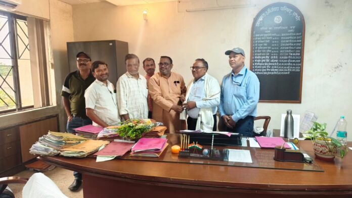शिक्षक संघ सचिव से मुलाकात करते हैं