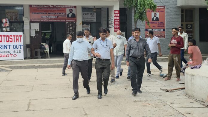 सीबीआई अधिकारी आरोपियों को पेश करते हुए सीबीआई अधिकारी आरोपियों को पेश करते हुए