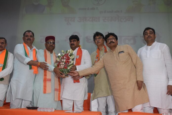 भाजपा नेता धर्मपाल सिंह को सम्मानित करते हुए