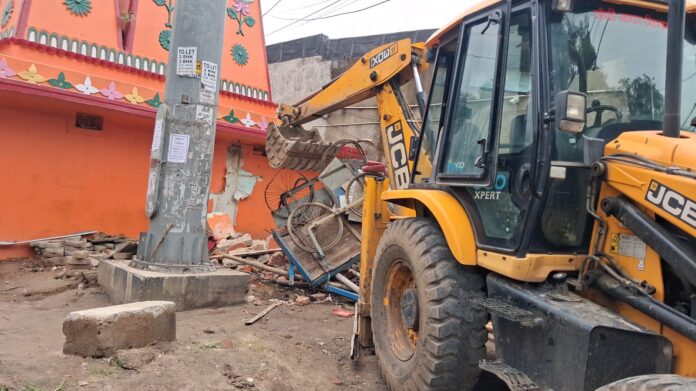 जेसीबी से अतिक्रमण हटाना जेसीबी से अतिक्रमण हटाना