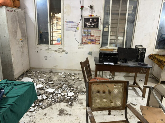 उज्जैन में मलेरिया कार्यालय की छत गिरने की तस्वीर