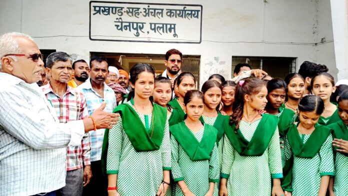 स्कूली बच्चों का विरोध प्रदर्शन स्कूली बच्चों का विरोध प्रदर्शन