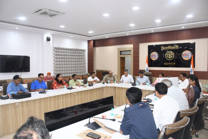 जिलाधिकारी एवं कर्मचारियों का पौधरोपण अभियान